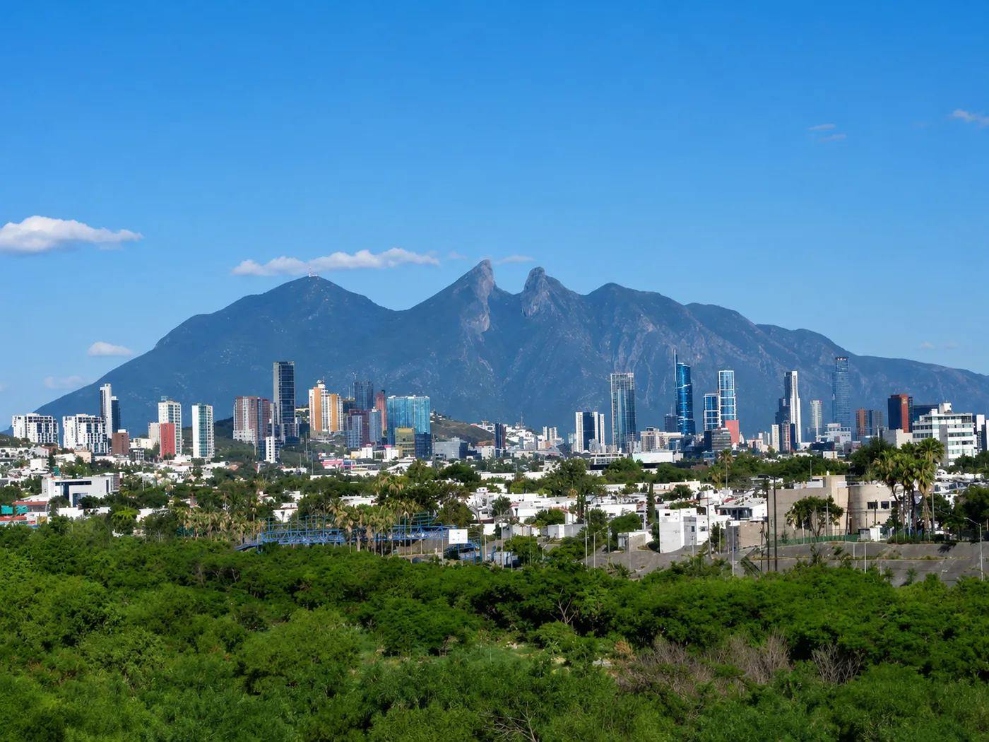 Skyline de Monterrey con el Cerro de la Silla de fondo
