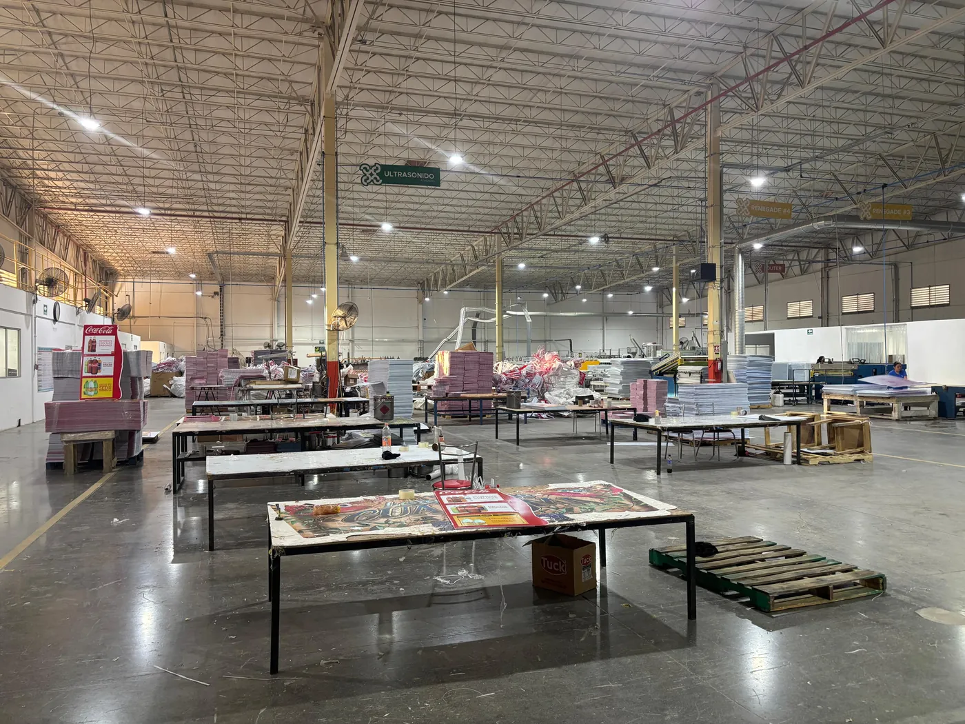 Nave de producción de Cassium con mesas de trabajo y lámina corrugada terminada